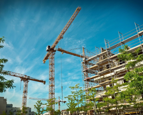 Baustelle mit Kränen